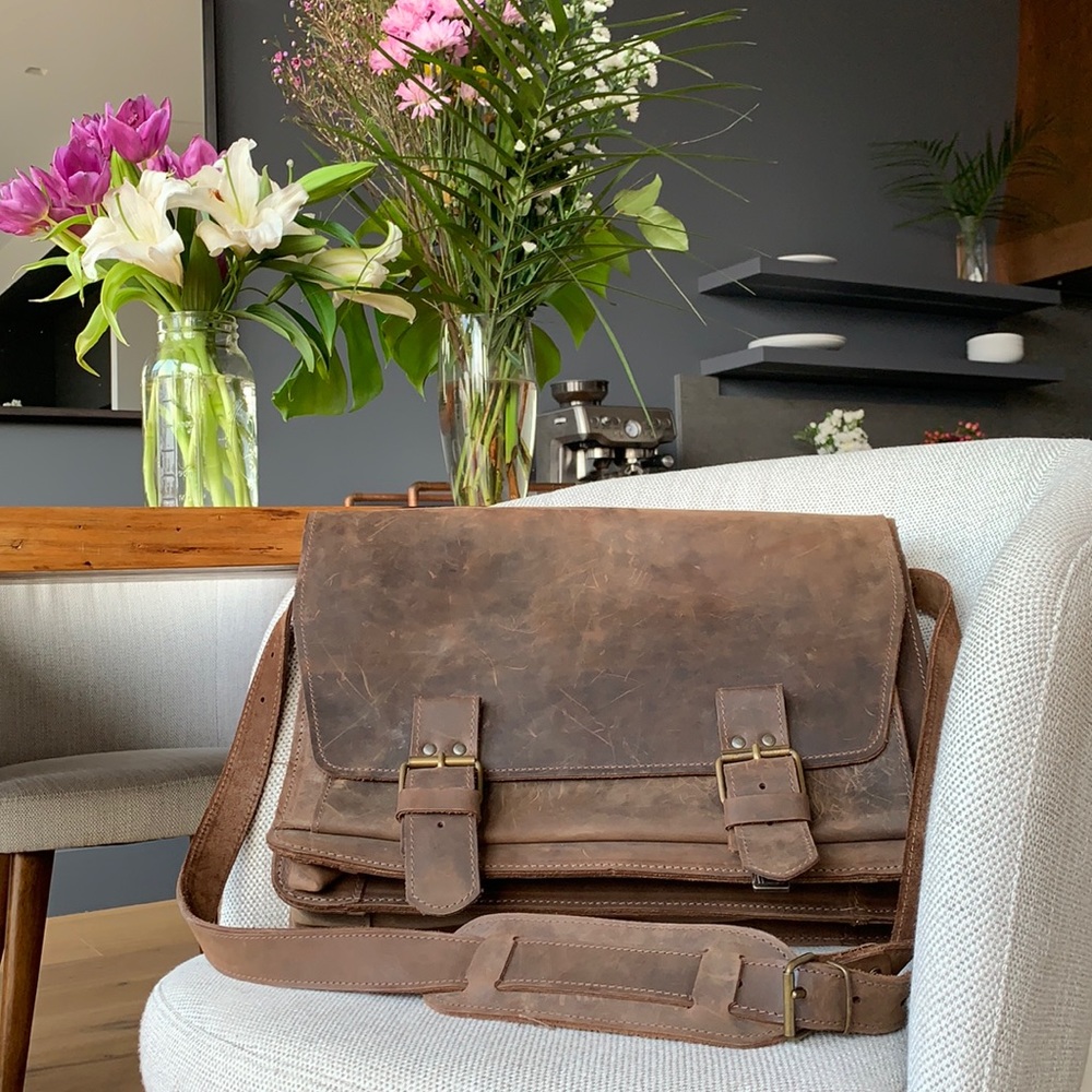 🦄 Brown leather courier shoulder bag